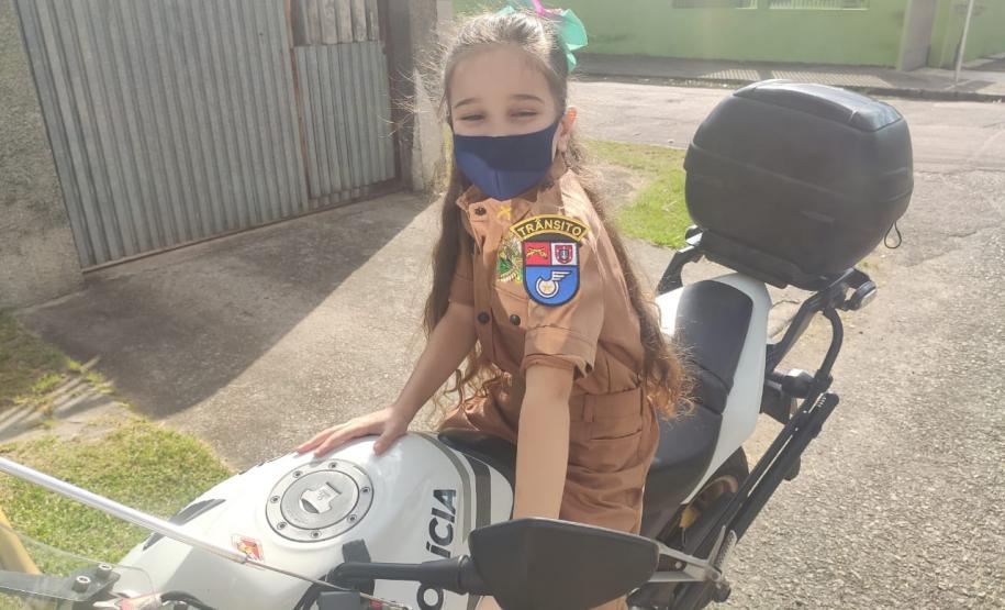 Policiais do BPTran visita fã da PM que faz tratamento contra leucemia e a presenteiam com fardinha em Curitiba (PR)