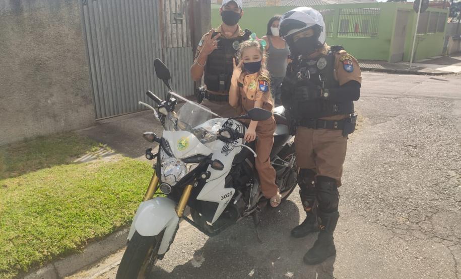 Policiais do BPTran visita fã da PM que faz tratamento contra leucemia e a presenteiam com fardinha em Curitiba (PR)