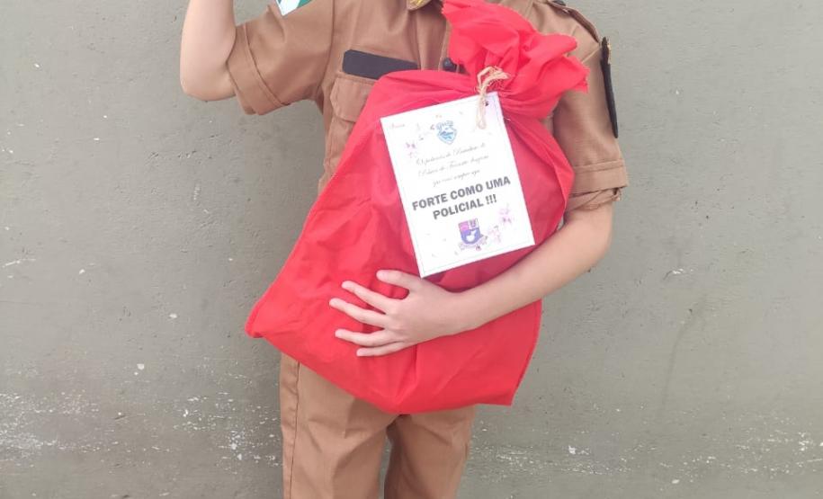 Policiais do BPTran visita fã da PM que faz tratamento contra leucemia e a presenteiam com fardinha em Curitiba (PR)