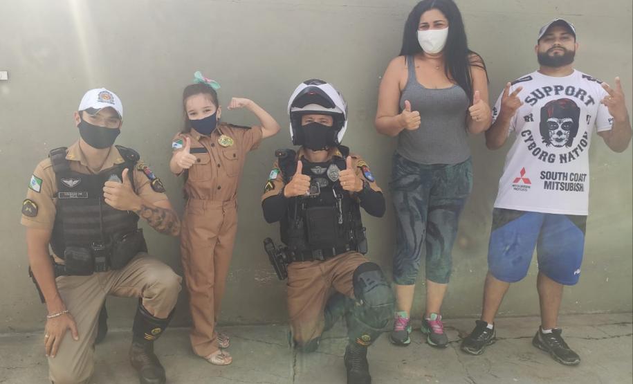 Policiais do BPTran visita fã da PM que faz tratamento contra leucemia e a presenteiam com fardinha em Curitiba (PR)