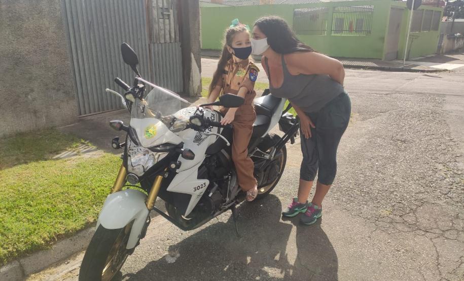 Policiais do BPTran visita fã da PM que faz tratamento contra leucemia e a presenteiam com fardinha em Curitiba (PR)