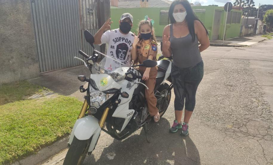 Policiais do BPTran visita fã da PM que faz tratamento contra leucemia e a presenteiam com fardinha em Curitiba (PR)