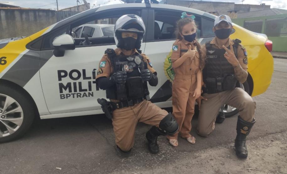 Policiais do BPTran visita fã da PM que faz tratamento contra leucemia e a presenteiam com fardinha em Curitiba (PR)