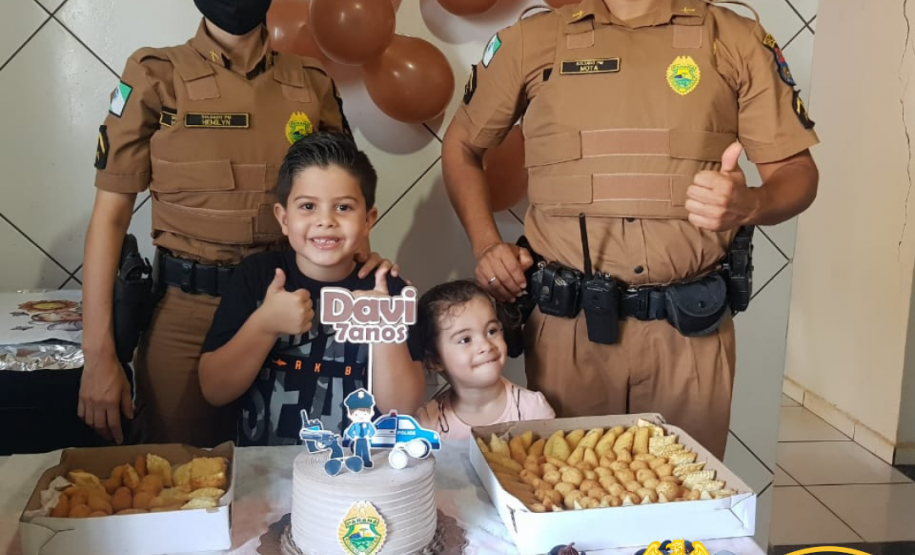 Policiais militares do Noroeste fazem surpresa de aniversário para fã da PM em Cianorte (PR)