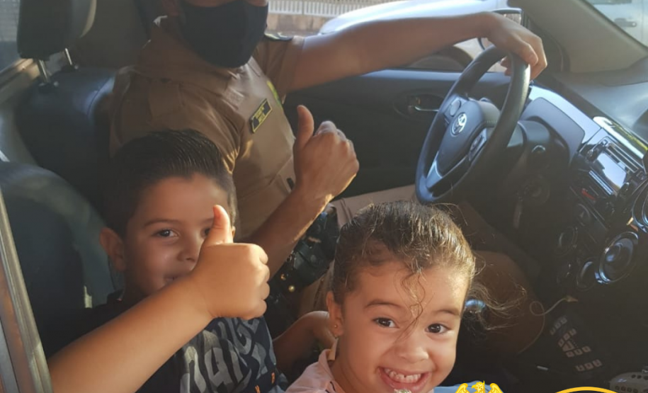 Policiais militares do Noroeste fazem surpresa de aniversário para fã da PM em Cianorte (PR)