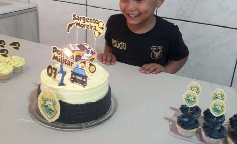 Em Maringá (PR), menino fã da PM recebe policiais na sua festa de aniversário