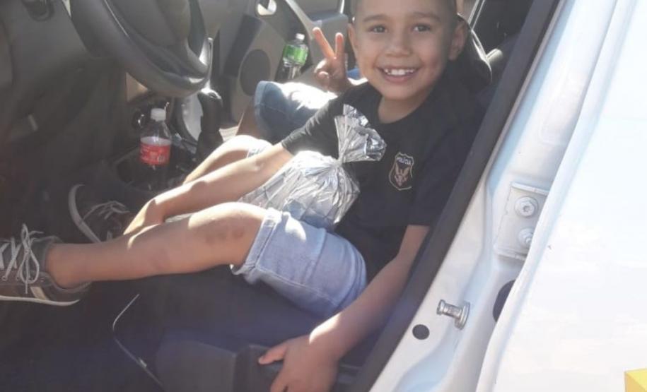 Em Maringá (PR), menino fã da PM recebe policiais na sua festa de aniversário