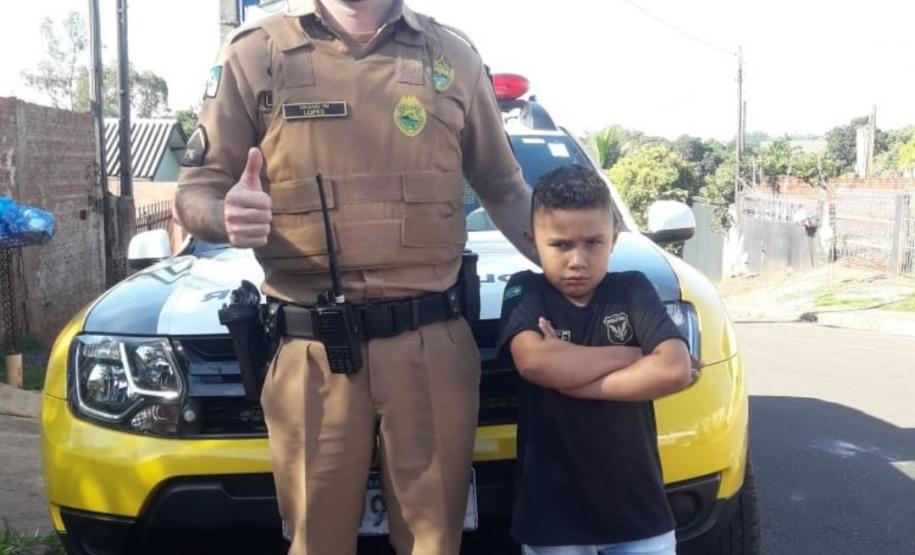 Em Maringá (PR), menino fã da PM recebe policiais na sua festa de aniversário