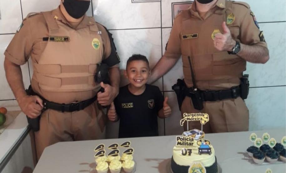 Em Maringá (PR), menino fã da PM recebe policiais na sua festa de aniversário