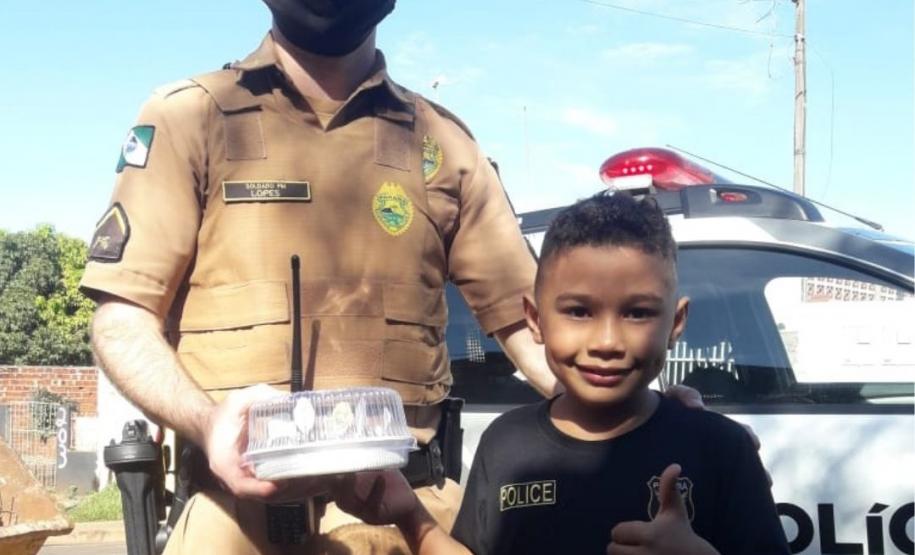 Em Maringá (PR), menino fã da PM recebe policiais na sua festa de aniversário