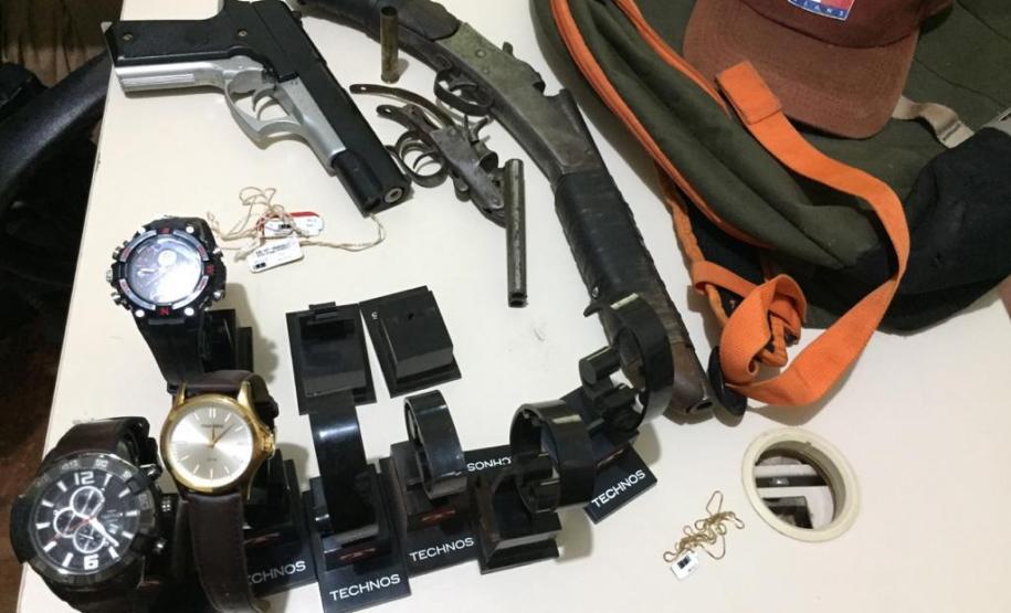 Dois suspeitos de roubo a uma joalheria são encaminhados pela PM em Guaraniaçu, no Oeste do Paraná