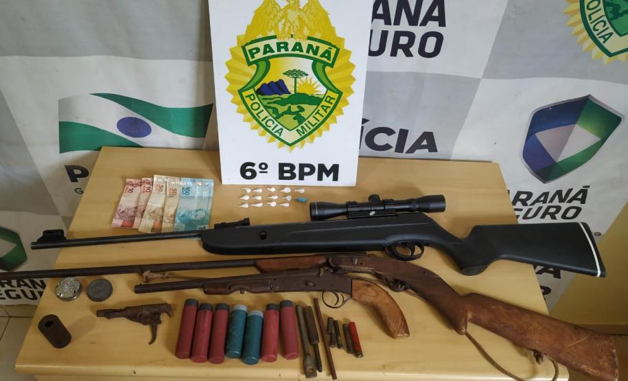 Em Cascavel (PR), PM prende quatro homens e apreende duas espingardas, droga e recupera um carro