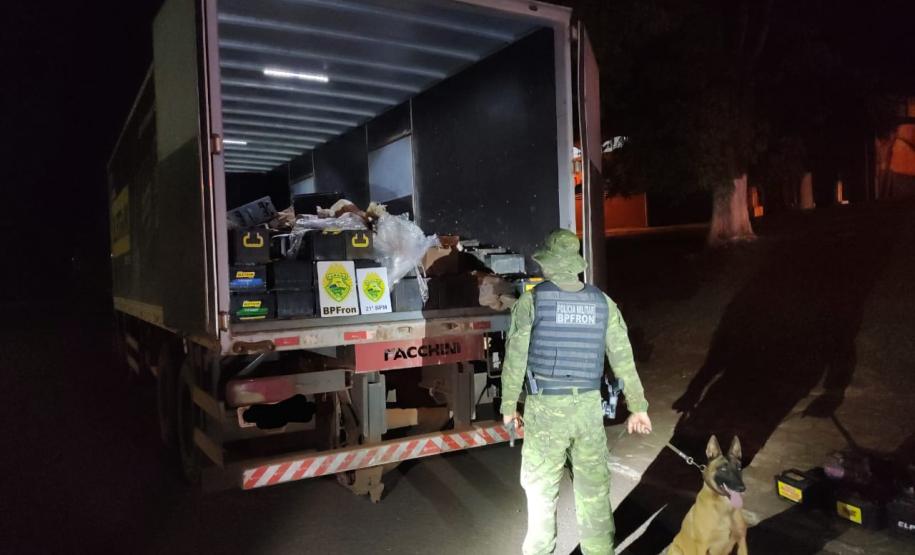 Policiais militares apreendem caminhão carregado com baterias contrabandeadas e maconha no Oeste do estado