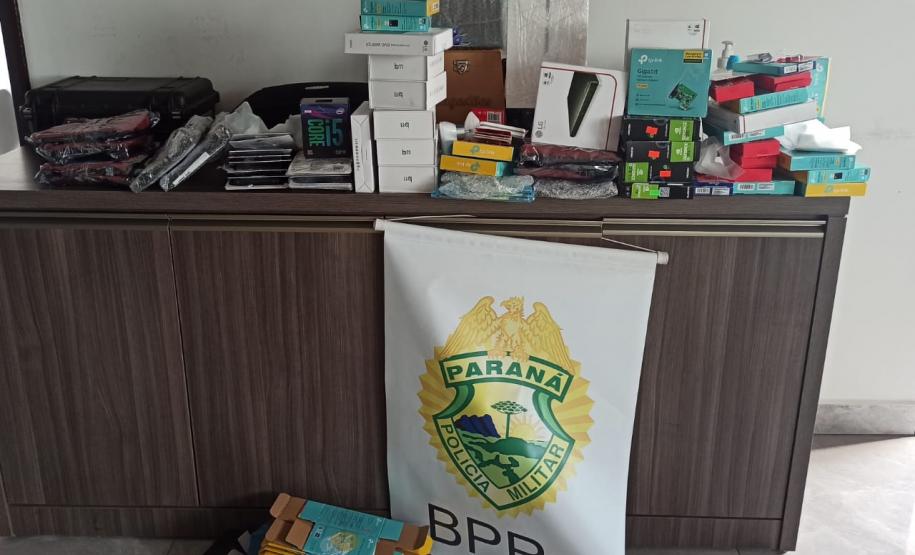 Em situações separadas, policiais rodoviários apreendem bebidas, materiais de pesca e eletrônicos ilegais, em Floresta e Foz do Iguaçu (PR)
