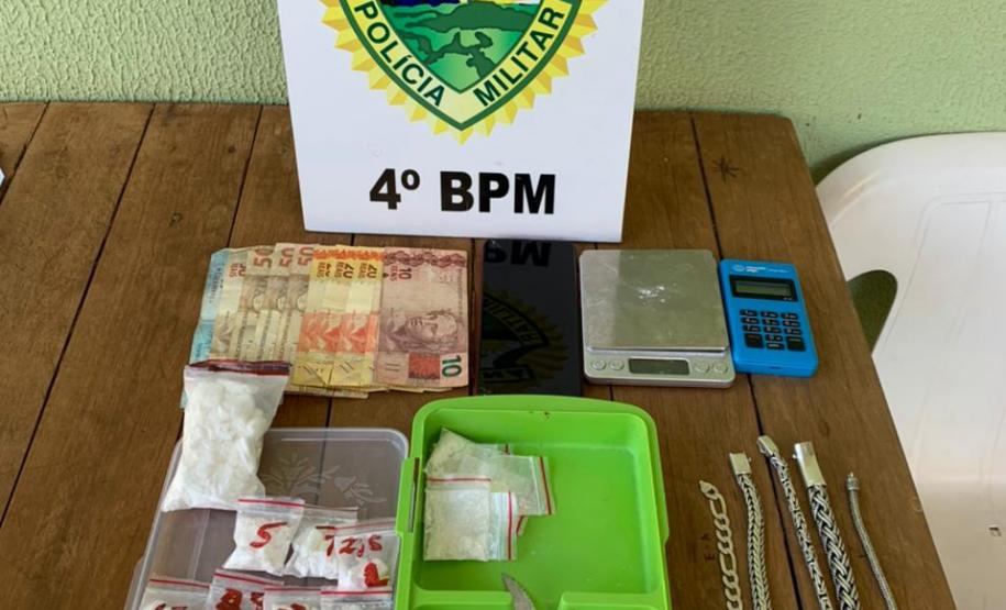 PM desencadeia Operação Rigidez em Mandaguari (PR), quatro pessoas acabam presas e uma pistola e mais de 4,2 quilos de drogas apreendidos