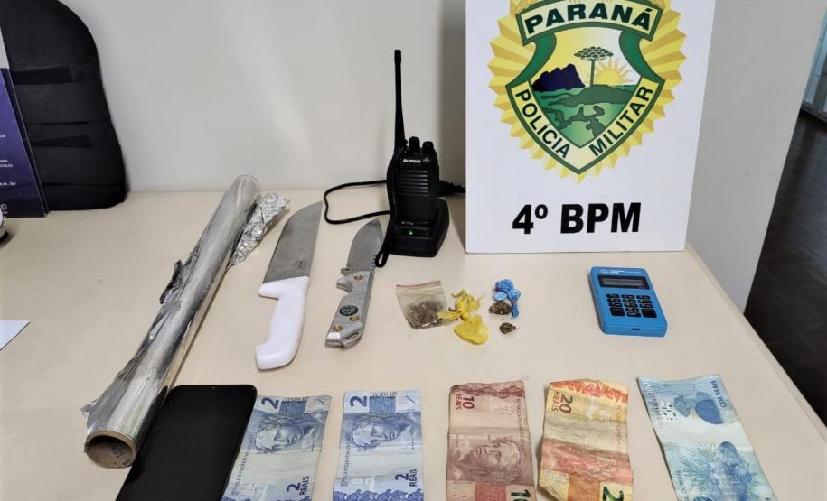 PM desencadeia Operação Rigidez em Mandaguari (PR), quatro pessoas acabam presas e uma pistola e mais de 4,2 quilos de drogas apreendidos