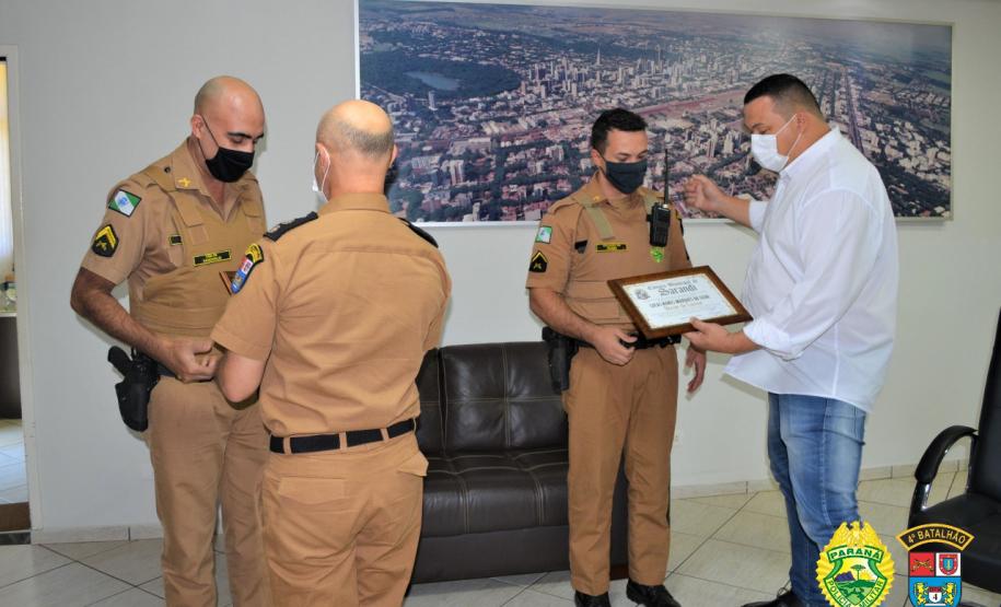 Dupla de policiais militares de Sarandi (PR) recebem Moção de Louvor e Reconhecimento da Câmara Municipal, após ato honroso