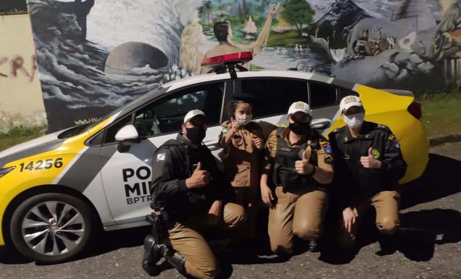 Policiais militares de Curitiba e de Pinhais se juntam e fazem surpresa para menina fã da PM
