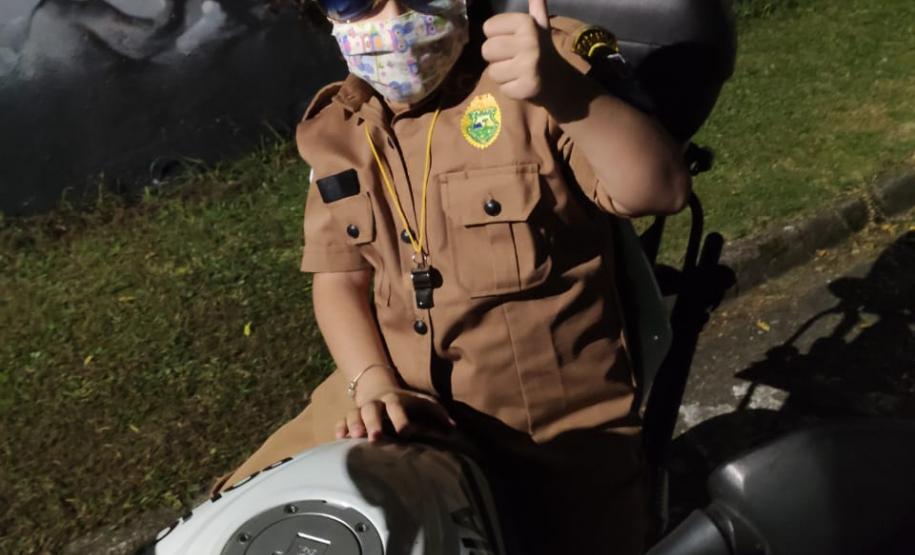 Policiais militares de Curitiba e de Pinhais se juntam e fazem surpresa para menina fã da PM