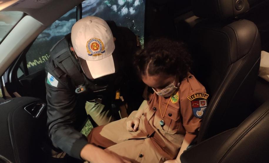 Policiais militares de Curitiba e de Pinhais se juntam e fazem surpresa para menina fã da PM