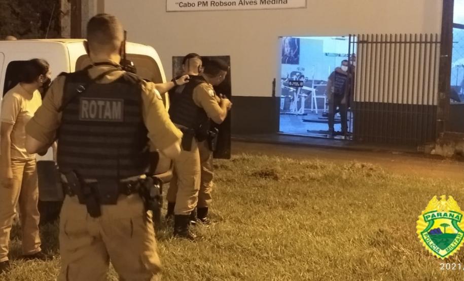 Tenente da PM ministra instrução de Primeira Intervenção em Crises na sede da 6ª Companhia Independente, em Ivaiporã (PR)
