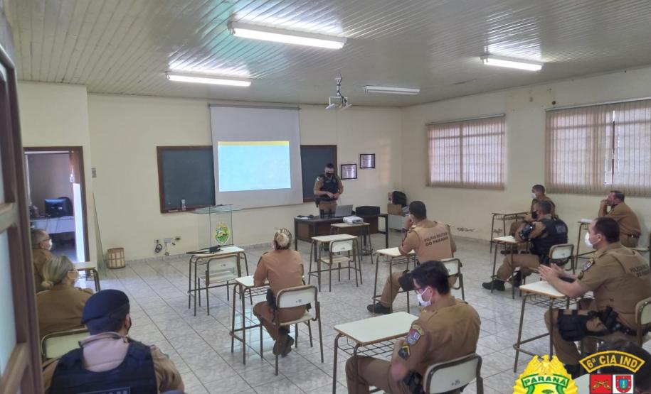 Tenente da PM ministra instrução de Primeira Intervenção em Crises na sede da 6ª Companhia Independente, em Ivaiporã (PR)