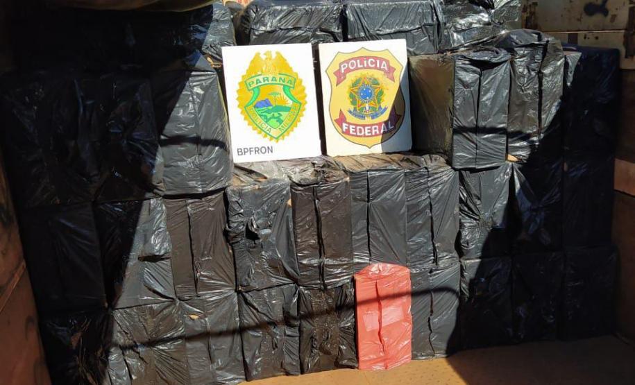 Grupo foge de abordagem e abandona caminhão com 350 mil carteiras de cigarros em Mercedes (PR)