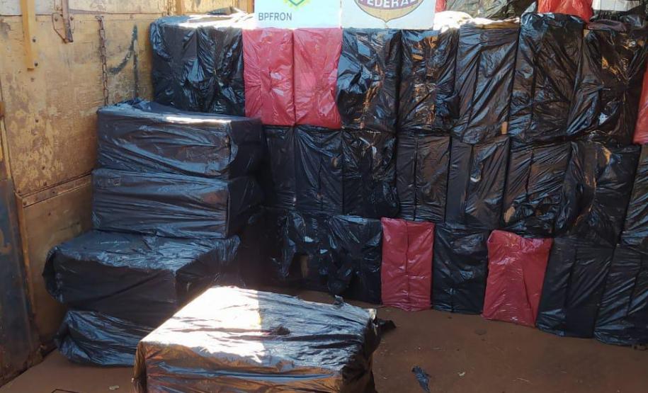 Grupo foge de abordagem e abandona caminhão com 350 mil carteiras de cigarros em Mercedes (PR)