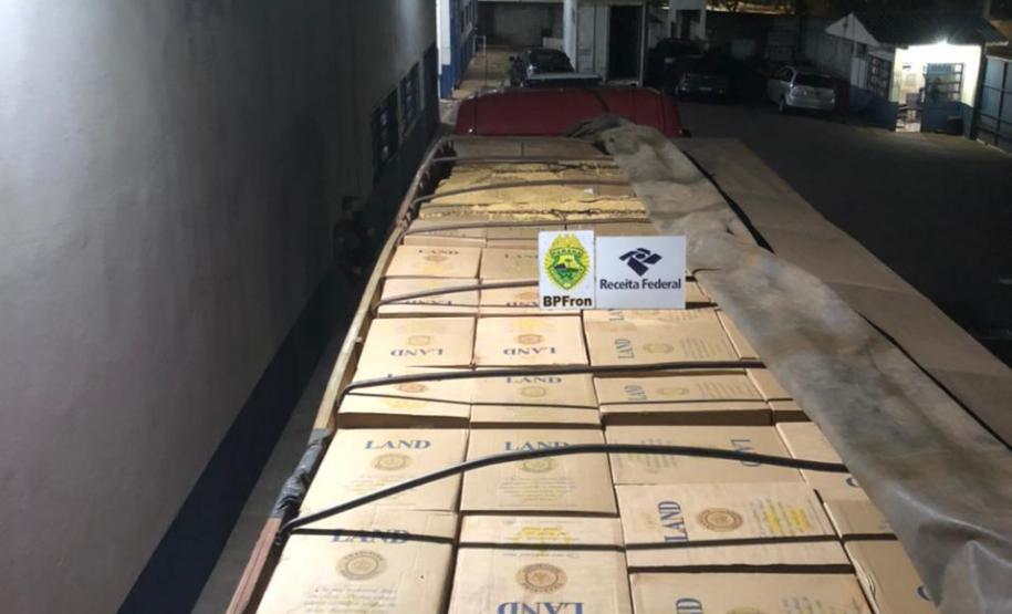 BPFron e Receita Federal apreendem caminhão carregado com 45 mil pacotes de cigarros contrabandeados no Oeste do estado