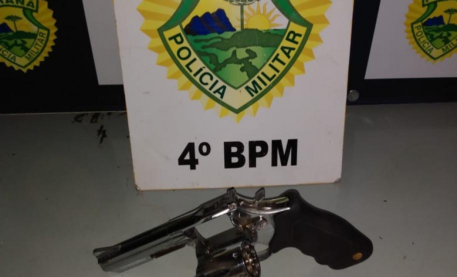 Em Maringá (PR), PM encaminha três pessoas e apreende uma arma de fogo, munições e drogas