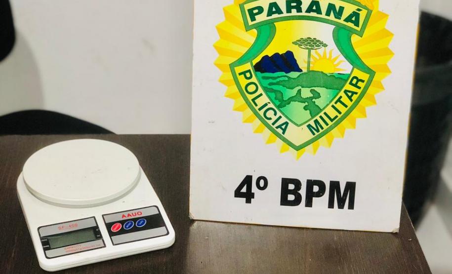 Em Maringá (PR), PM encaminha três pessoas e apreende uma arma de fogo, munições e drogas