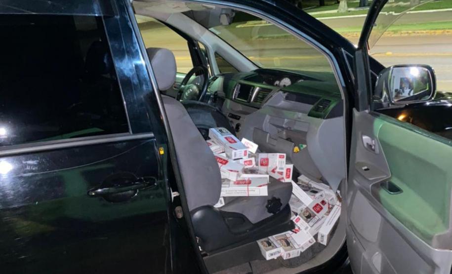 BPRv apreende carro carregado com 1,5 mil pacotes de cigarros e 50 pneus contrabandeados no Oeste do estado