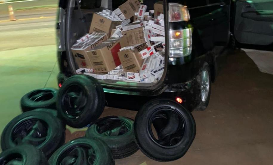 BPRv apreende carro carregado com 1,5 mil pacotes de cigarros e 50 pneus contrabandeados no Oeste do estado
