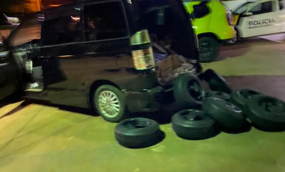BPRv apreende carro carregado com 1,5 mil pacotes de cigarros e 50 pneus contrabandeados no Oeste do estado