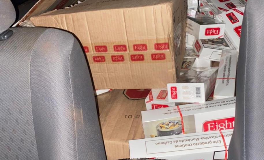 BPRv apreende carro carregado com 1,5 mil pacotes de cigarros e 50 pneus contrabandeados no Oeste do estado