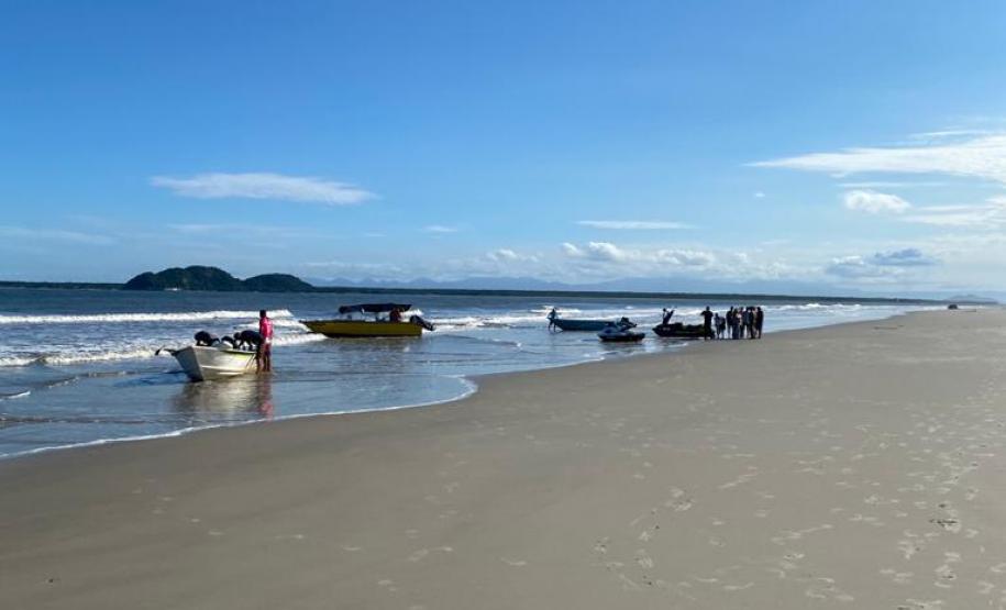 BPMOA e bombeiros fazem resgate após barco virar no mar na Ilha de Superagui, no litoral do estado