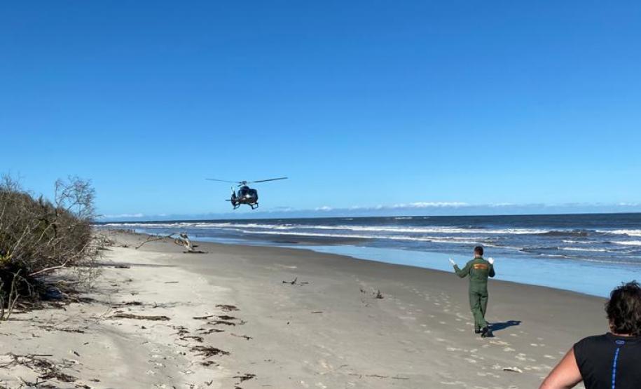 BPMOA e bombeiros fazem resgate após barco virar no mar na Ilha de Superagui, no litoral do estado
