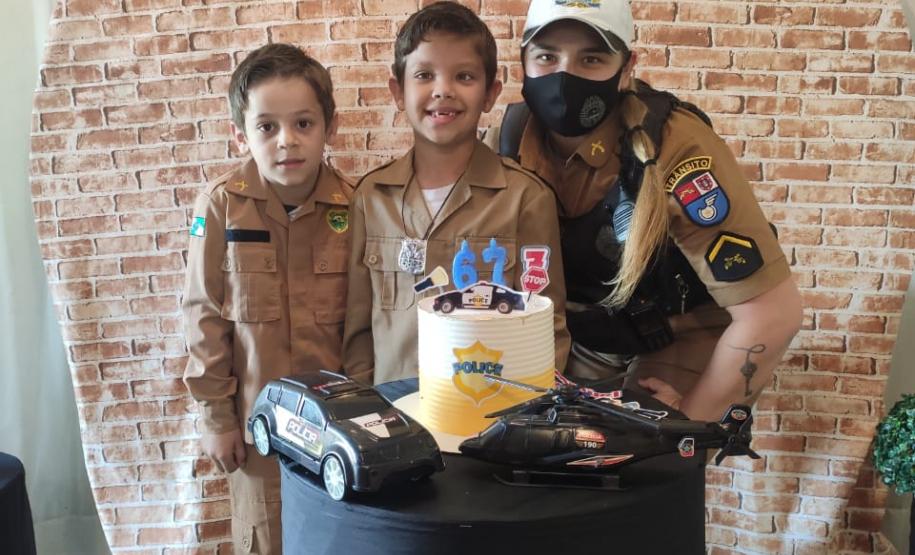 Policiais do BPTran participam de festa de aniversário de irmãos fãs da PM em Curitiba