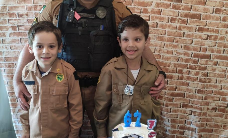 Policiais do BPTran participam de festa de aniversário de irmãos fãs da PM em Curitiba