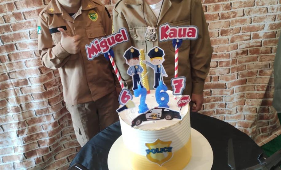 Policiais do BPTran participam de festa de aniversário de irmãos fãs da PM em Curitiba