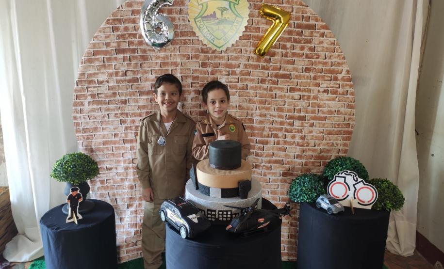 Policiais do BPTran participam de festa de aniversário de irmãos fãs da PM em Curitiba