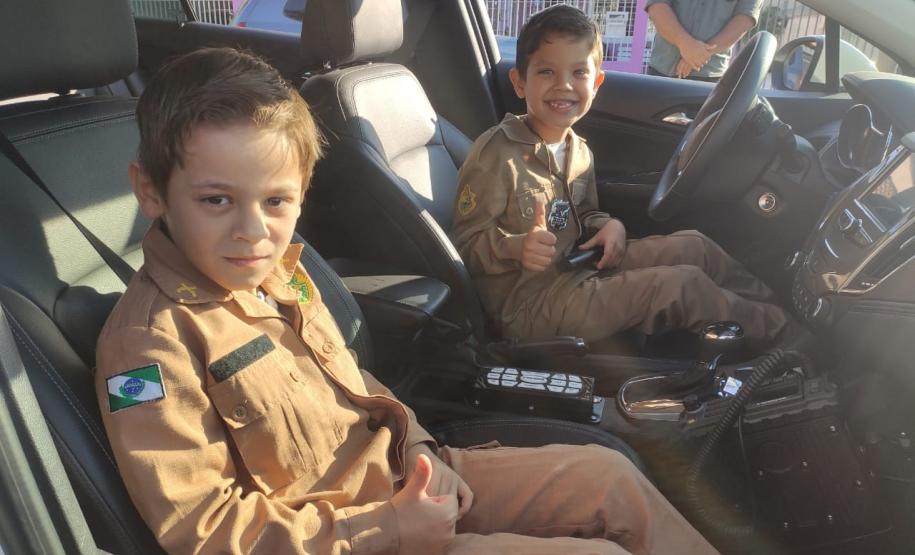 Policiais do BPTran participam de festa de aniversário de irmãos fãs da PM em Curitiba