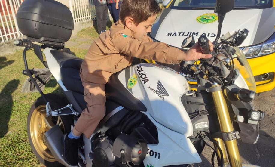 Policiais do BPTran participam de festa de aniversário de irmãos fãs da PM em Curitiba