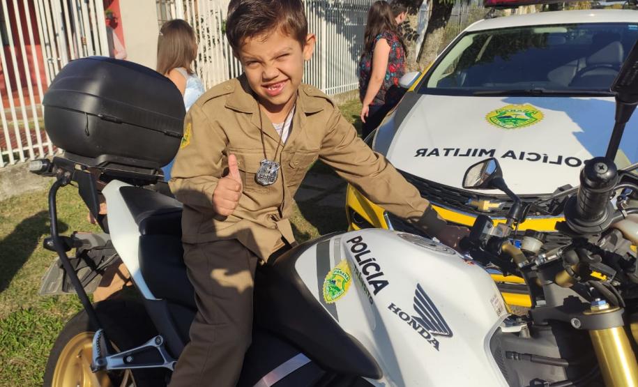Policiais do BPTran participam de festa de aniversário de irmãos fãs da PM em Curitiba