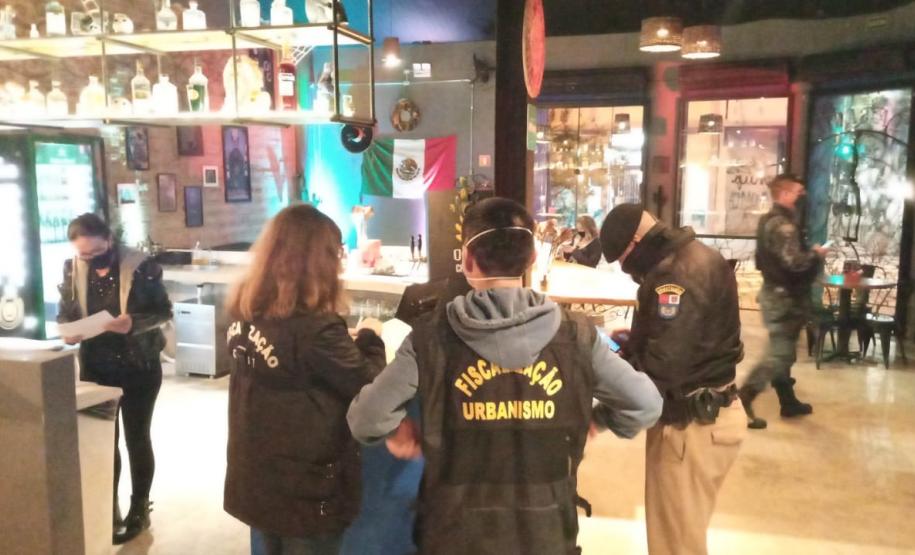 AIFU fiscaliza seis estabelecimentos comerciais e aplica quatro autuações em Curitiba (PR)