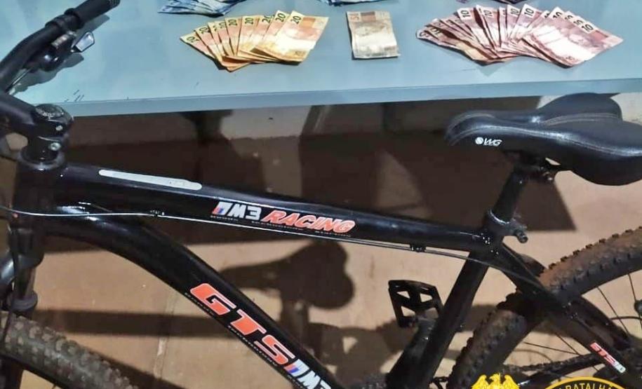 PM prende três pessoas e apreendem diversas porções de drogas, dinheiro e uma bicicleta no Noroeste do estado