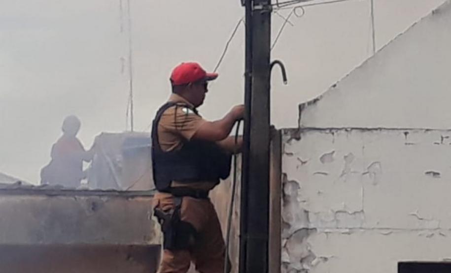 PM do BPRv salva quatro pessoas de incêndio em um restaurante no Noroeste do estado