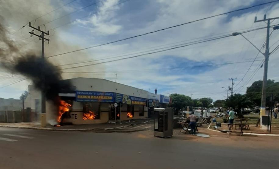 PM do BPRv salva quatro pessoas de incêndio em um restaurante no Noroeste do estado