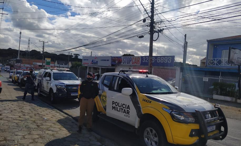 Ação Integrada de Fiscalização Urbana fecha seis estabelecimentos comerciais e apreende máquinas caça-níquel e caixas de cigarros em Curitiba