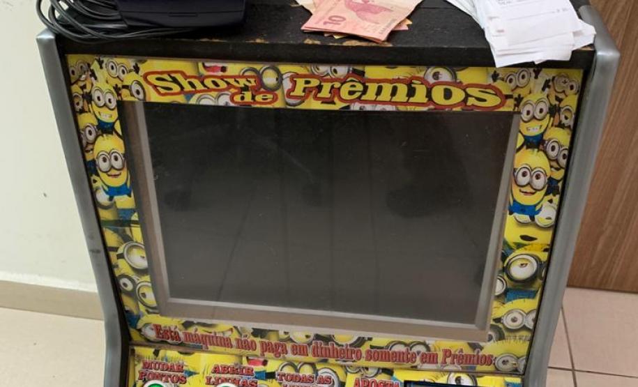 Ação Integrada de Fiscalização Urbana fecha seis estabelecimentos comerciais e apreende máquinas caça-níquel e caixas de cigarros em Curitiba